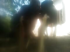 AZ en el patio trasero con su perro 